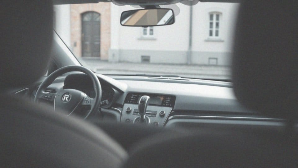 W jaki sposób uruchomić bieg wsteczny w automacie?